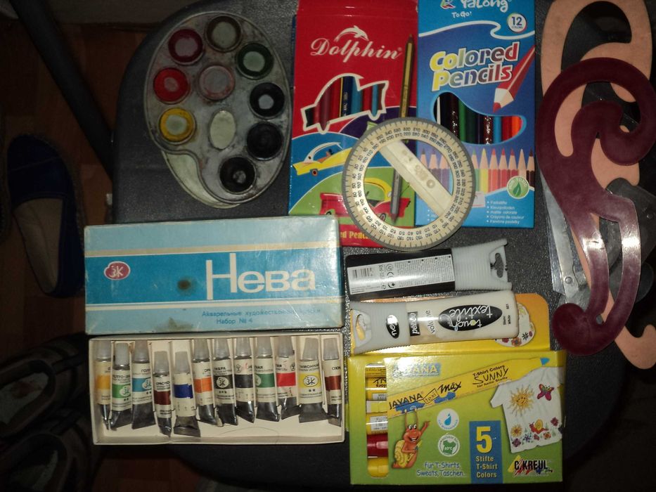 книги разные,краски