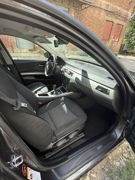 BMW 320 E90 кола
