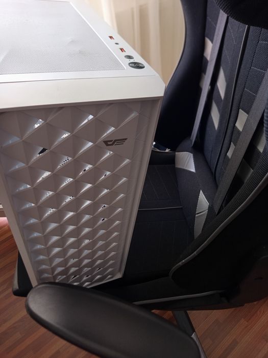 Vând carcasa pc gaming
