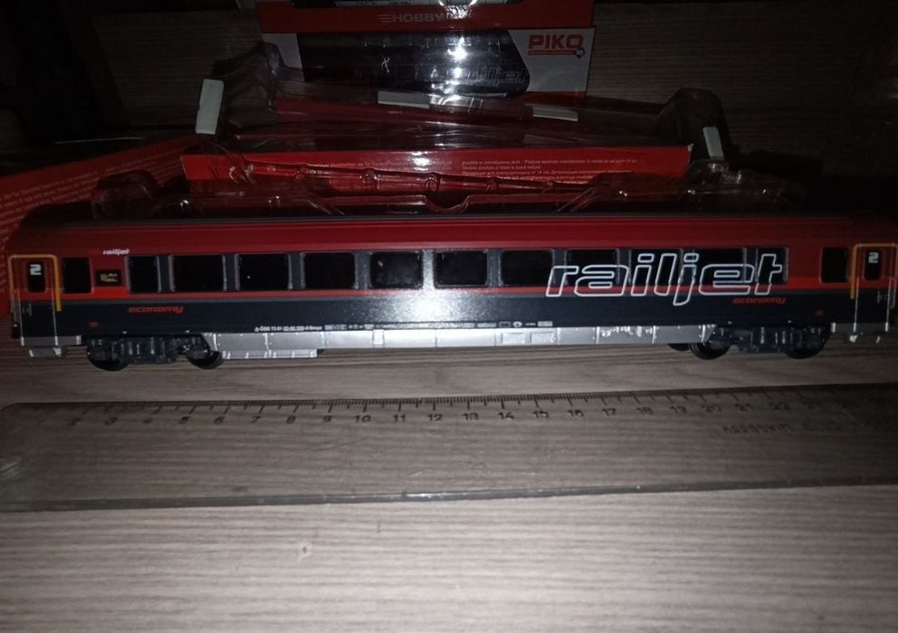 Piko vagoane de călători scara H0 railjet
Roti metalice izolate 
Preț