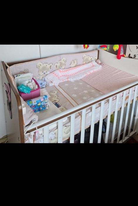 Vând pătuț bebe din lemn foarte puțin folosit.