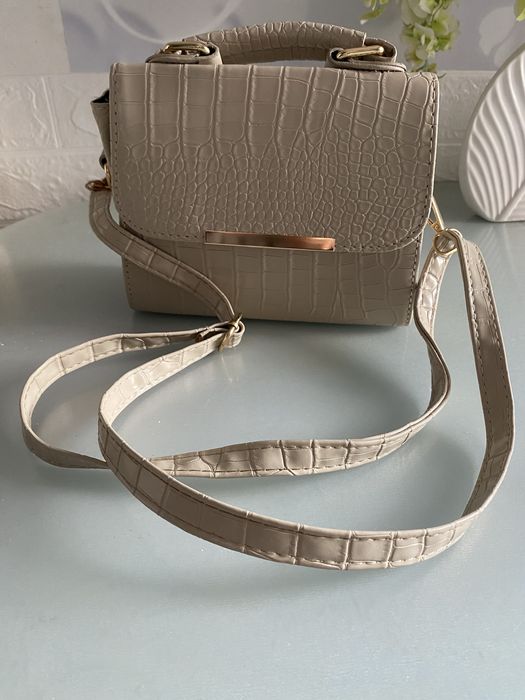 Сумка бежевая компактная