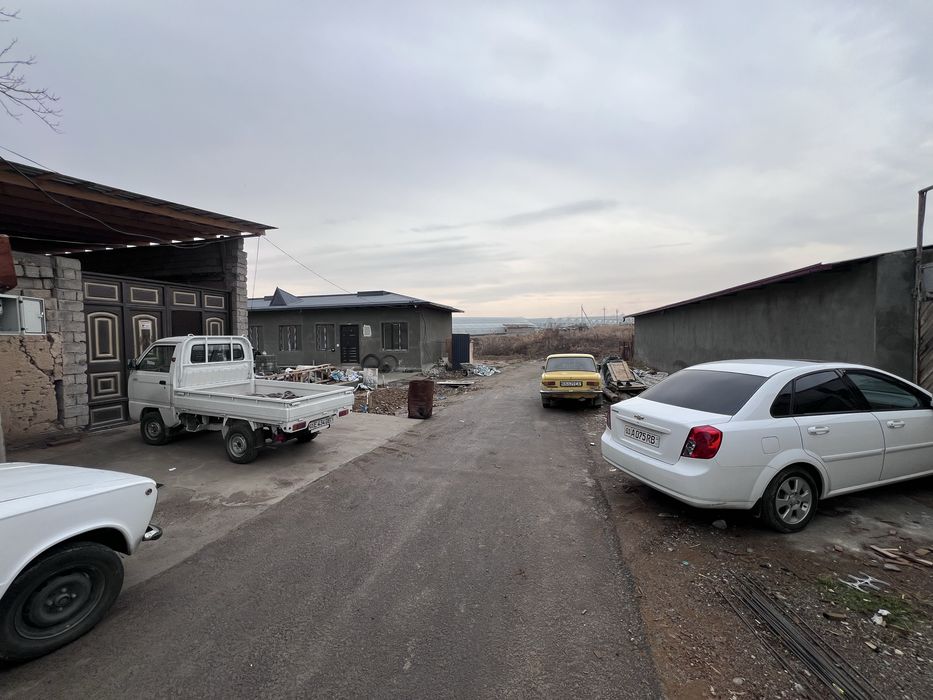 Nazarbek 4 xona+padval kadastor bor