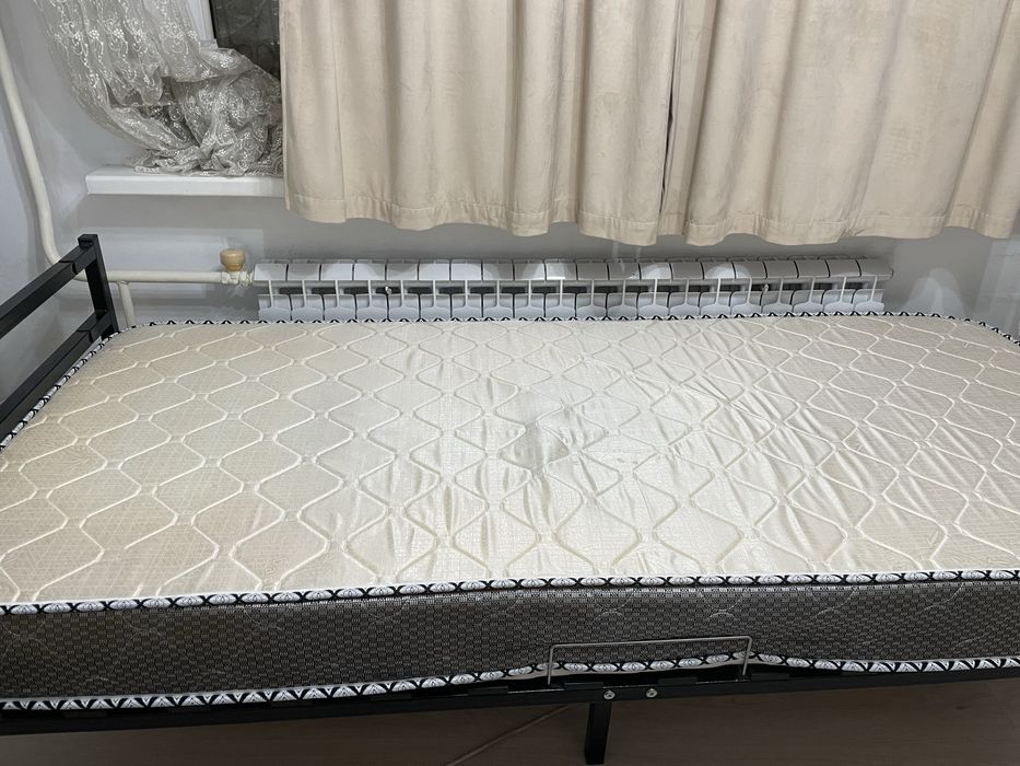 Кровать с матрасом