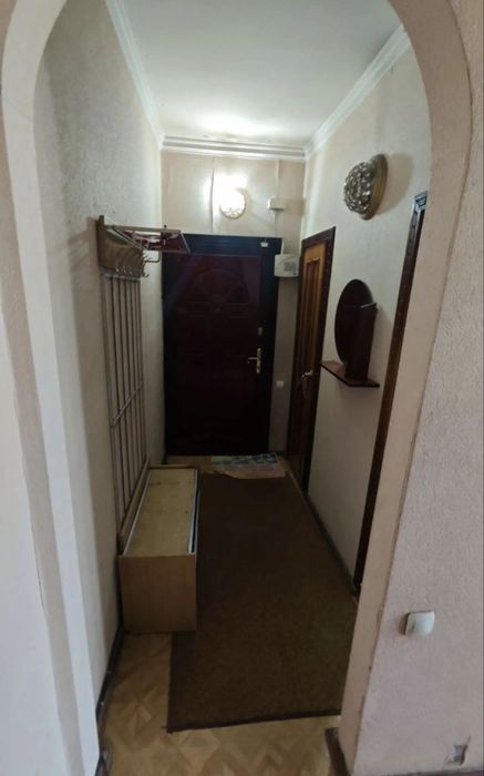 Yunusobod 8-kvartal 2xona 2 etaj srochna sotiladi!