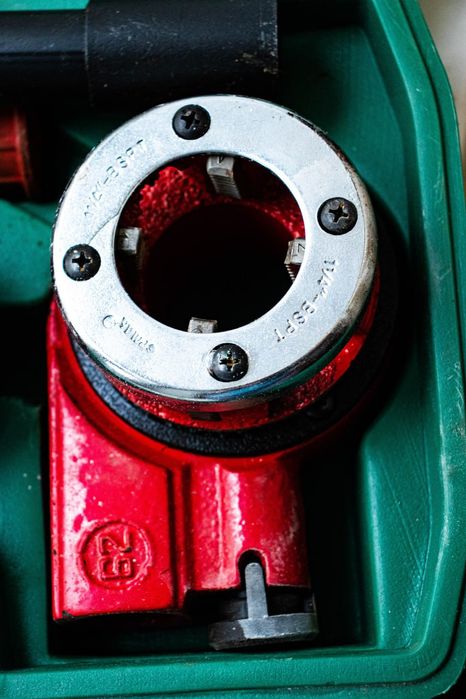 Набор для нарезки резьбы труб Ермак