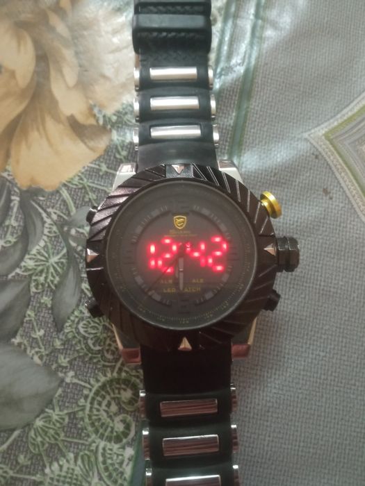 Продаётся ручной часы Shark.