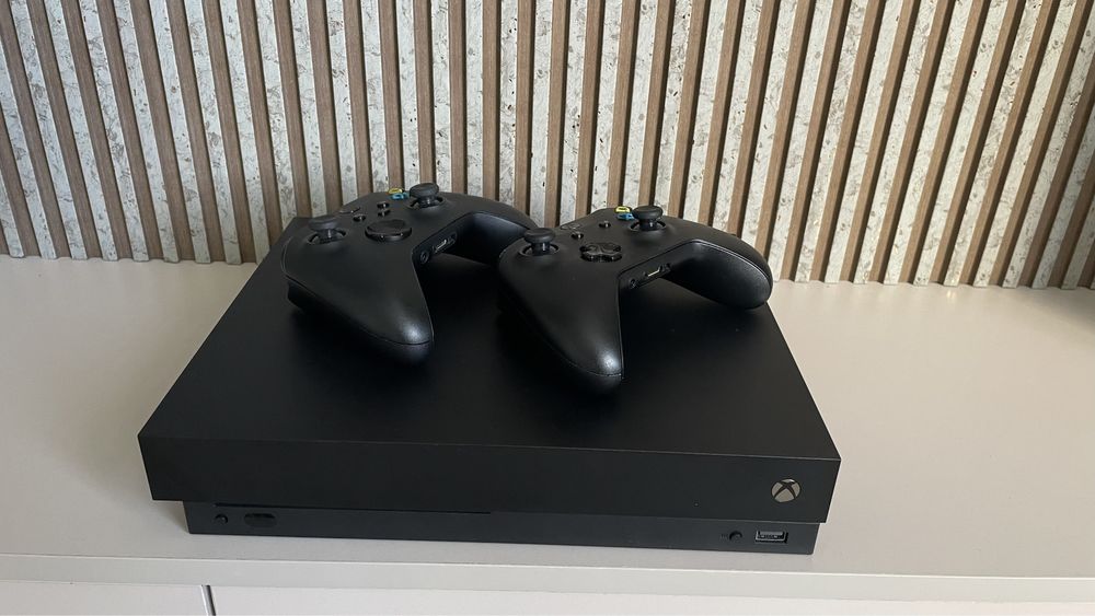 Xbox One X с двумя геймпадами в идеальном состоянии