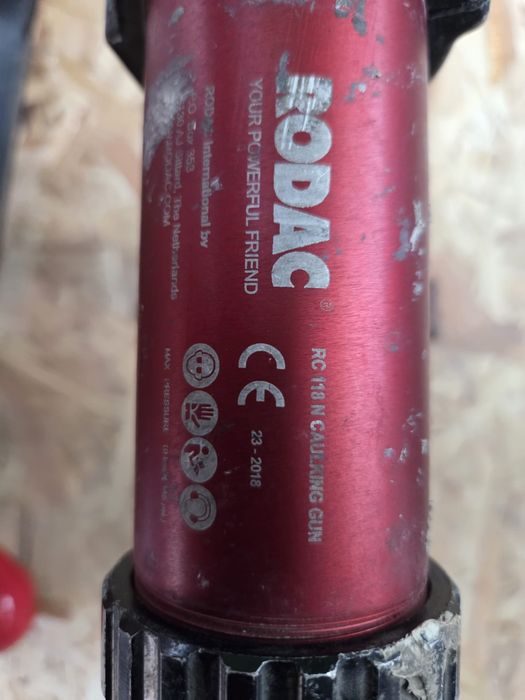 Pistol de  etanșare pneumatic si capsator manual