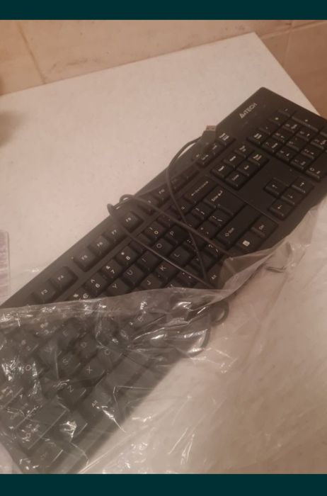 Compresor frigider și tastatură calculator