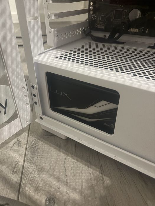 Vând PC gaming, fără rami și fără placă video