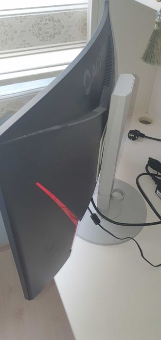 Настолен геймърски компютър.