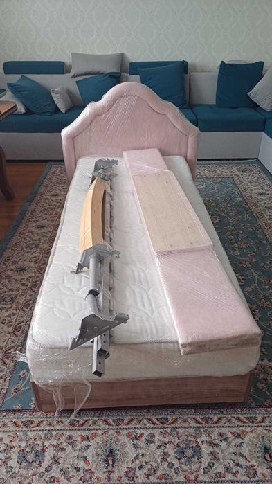 Розовая детская кровать