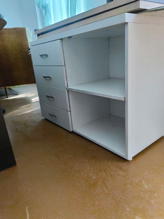 Продаются офис мебель тумбочки и шкафыбелого цвета в отличном состояни