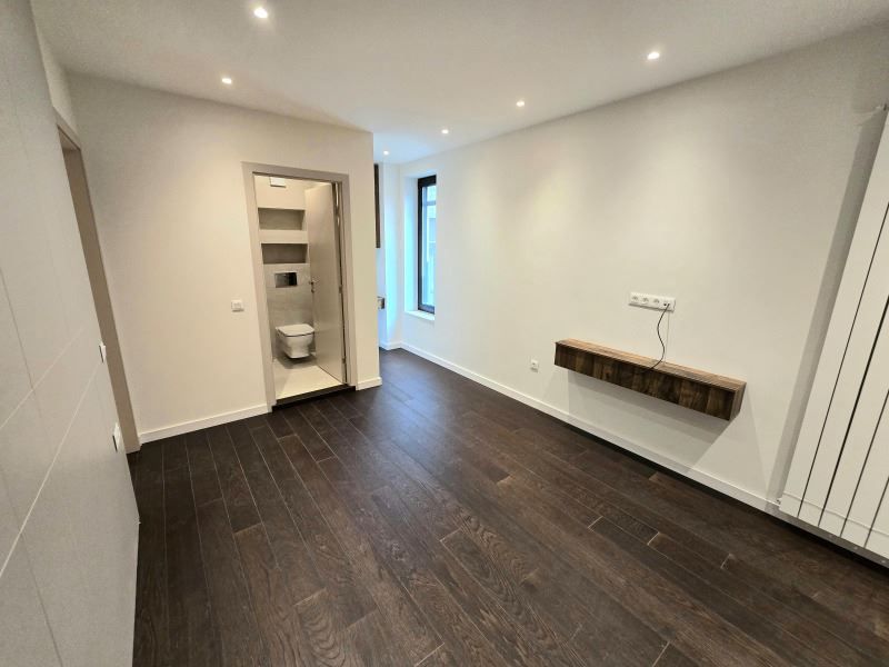 Продава се Тристаен апартамент в София, Център - 187 кв.м за 3198 €/кв.м - Снимка #3