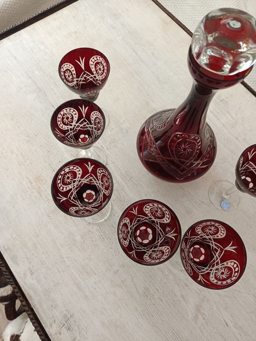 Много елегантен кристален червен кристал сервиз