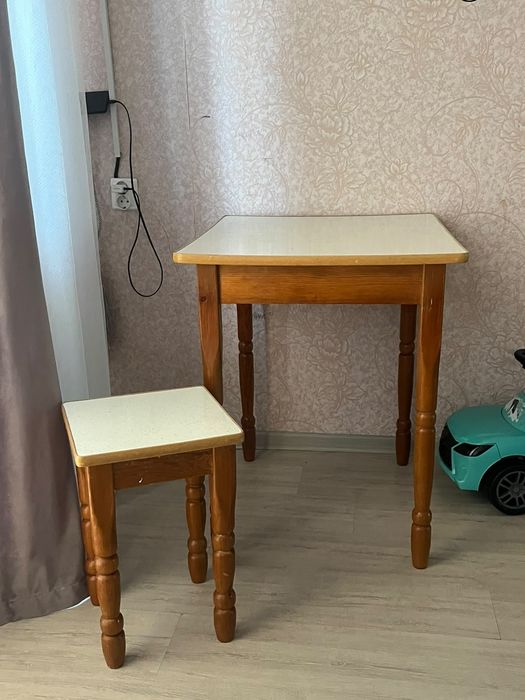 Срочно продам стол с одним стулом
