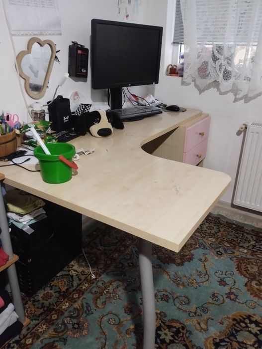 Vând birou fete, pe colț