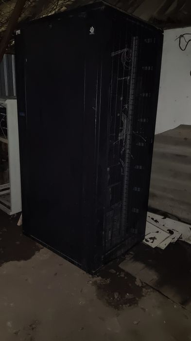 Серверный шкаф и коммутатор