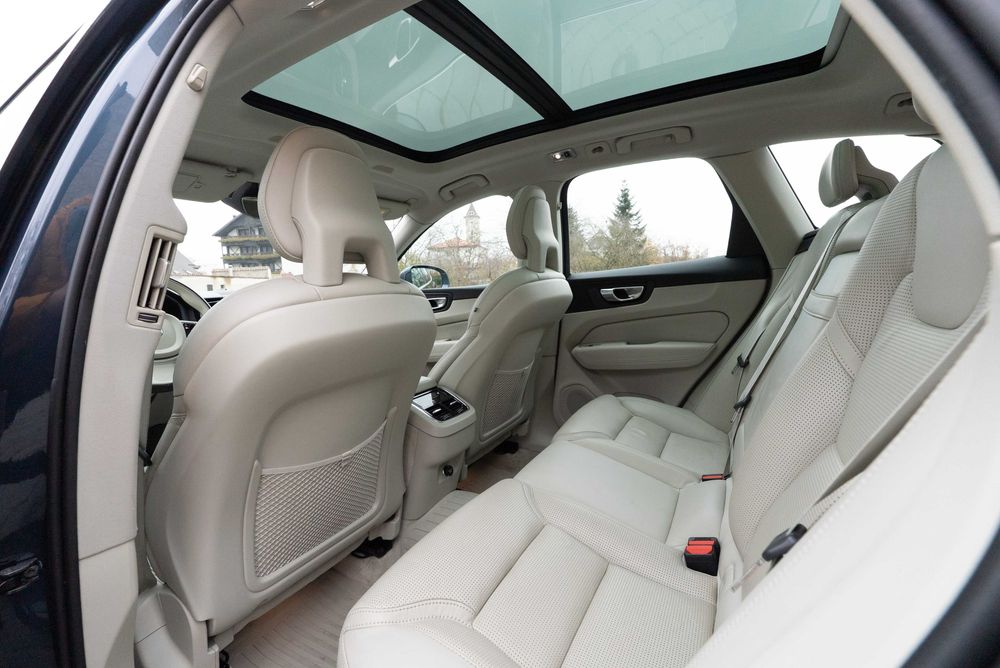 Volvo XC60 INSCRIPTION   Pilot Assist Piele  Full LED  Impecabil