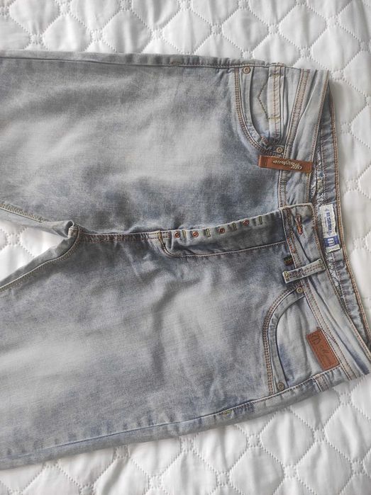 Дънки с паднало дъно