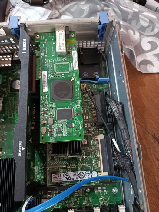 Pachet Server Dell PowerEdge R710 (2x Xeon, 48GB RAM, 2x Surse, Bezel cheie) + Consolă Rack LCD 1U