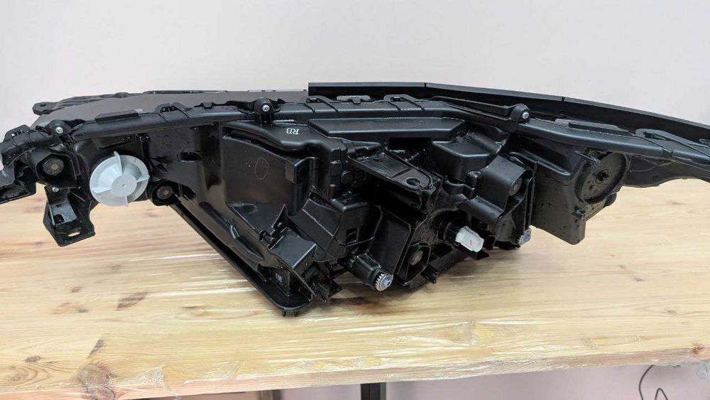 фара правая Toyota BZ4X оригинал