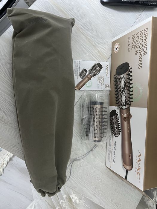 Фен щетка  Две насадки  .Куплено заграницей.