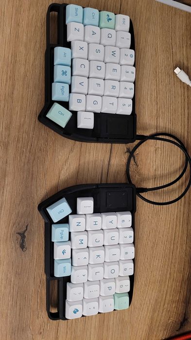Tastaturi split ergonomice