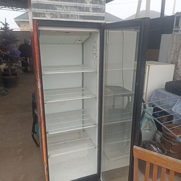 Витрина холодильник обе работает