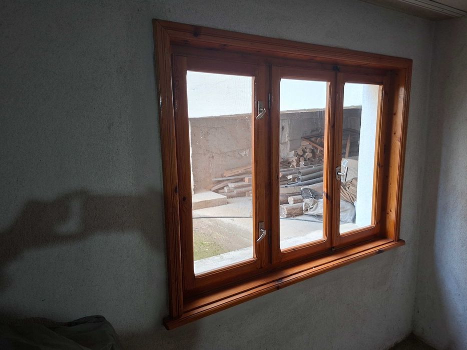 Продавам / 11 бр. / употребявана дървена дограма.