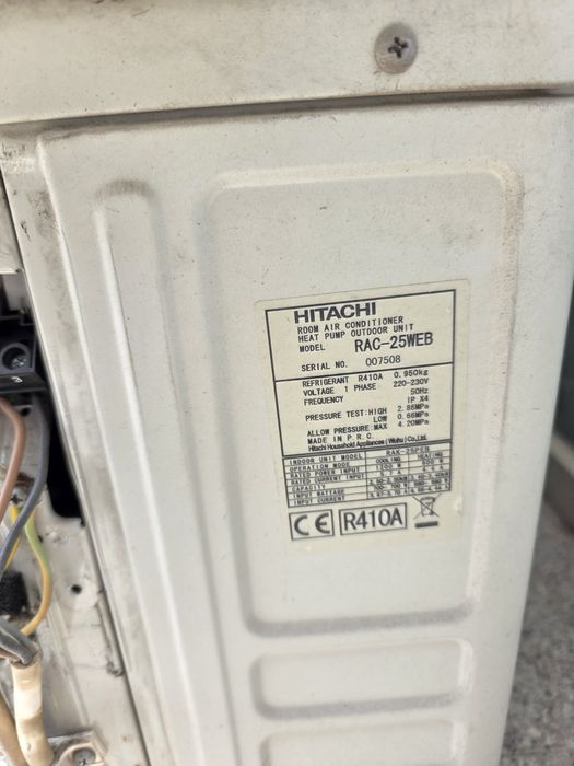 Продавам климатик hitachi