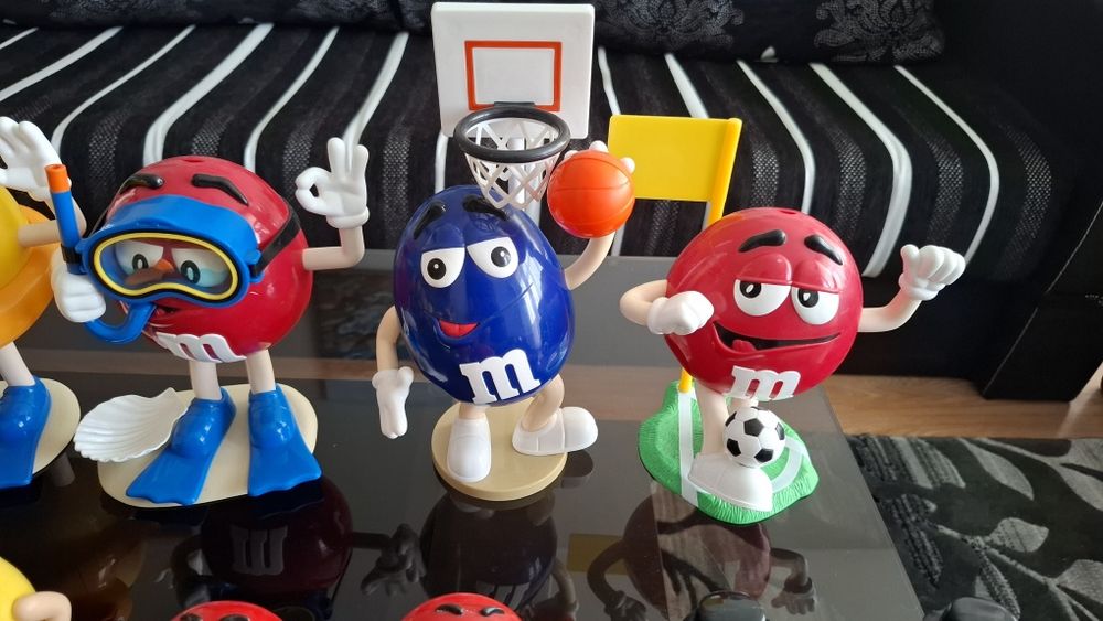 Играчки на Киндер (kinder), coca cola и m&m.