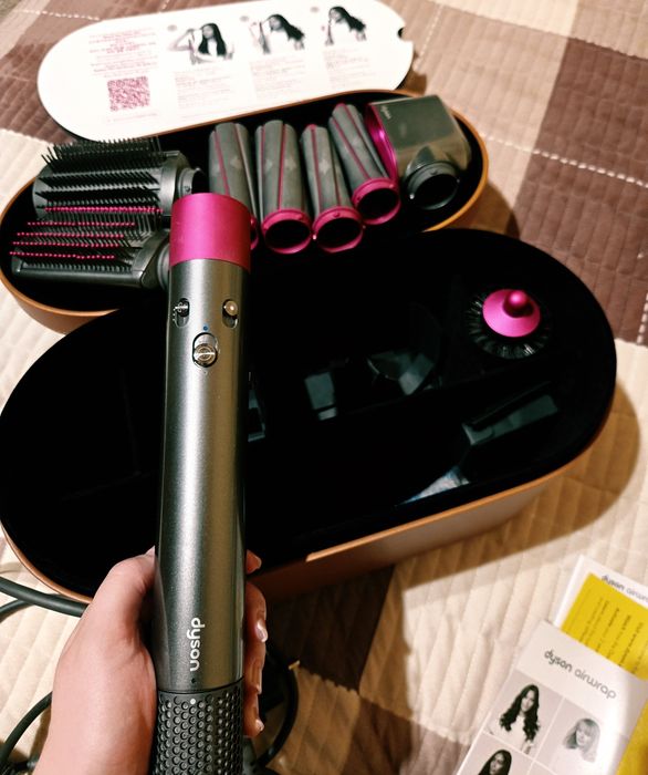 Set Dyson : 7 accesorii - perie, ondulator, feon