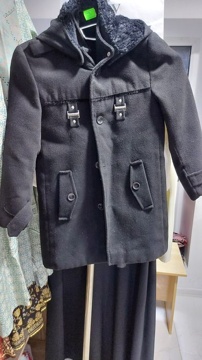 Yosh bolalar paltosi sotiladi