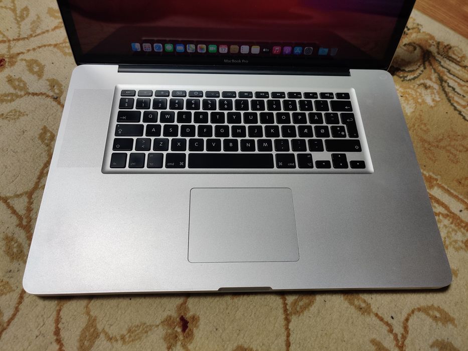 Laptop Apple Macbook Pro mid 2010 17 inchi