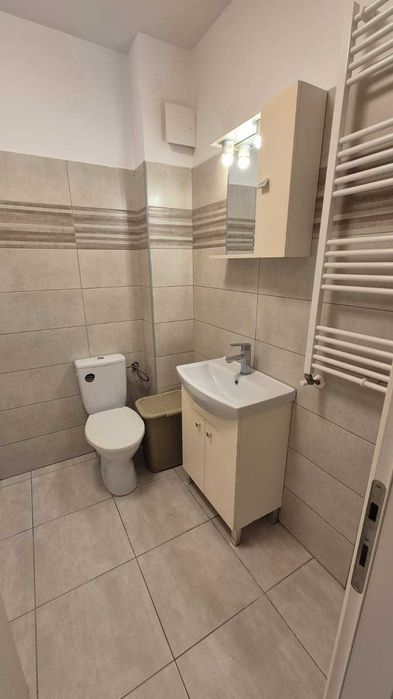 Închiriez apartament cu parcare