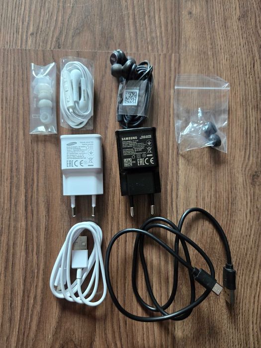Нови Samsung слушалки зарядно кабел