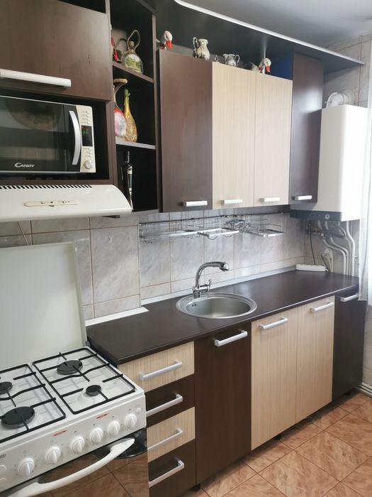 Vând apartament 2 camere semidecomandat et 3 / 3