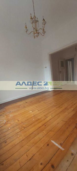 Продава се Тристаен апартамент в София, Център - 70 кв.м за 4215 €/кв.м - Снимка #2