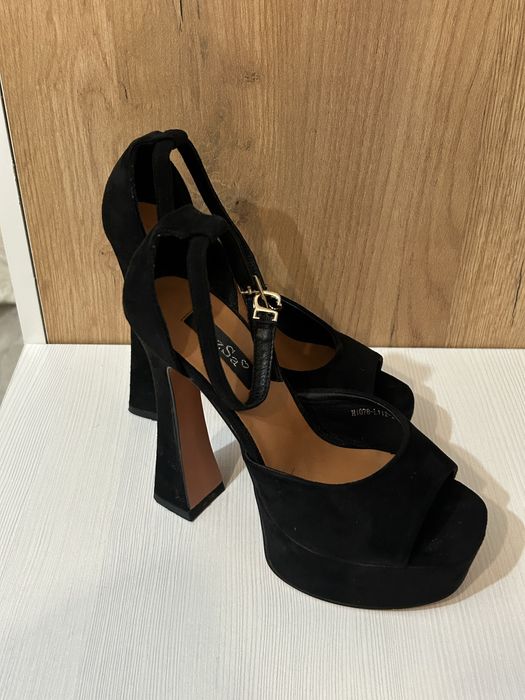 Чёрные туфли на каблуке