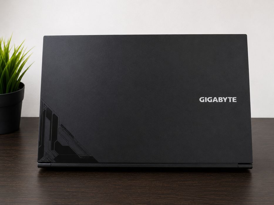 Laptop Gigabyte G7 MF – Nou – RTX 4050 6 GB – 32 GB Kingston Fury Impact – 2×SSD NVMe (1 TB total)