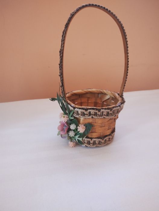 Свещници,картини и кошнички.