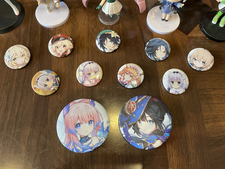 Аниме фигурки и значки