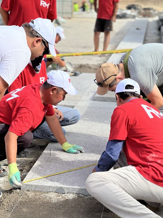 Профессиональная укладка тротуарной плитки-Granit Tosh terish xizmati