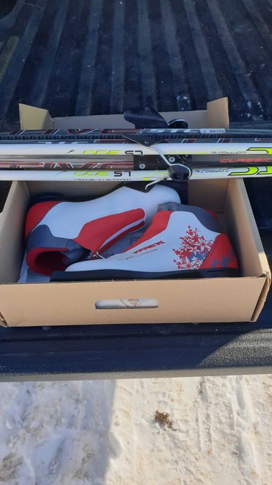 Продам лыжи с ботинками
