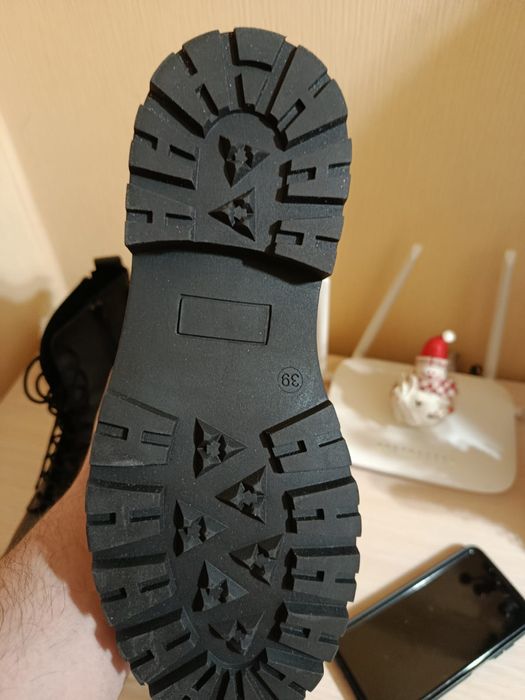 Продаются женские ботиночки.