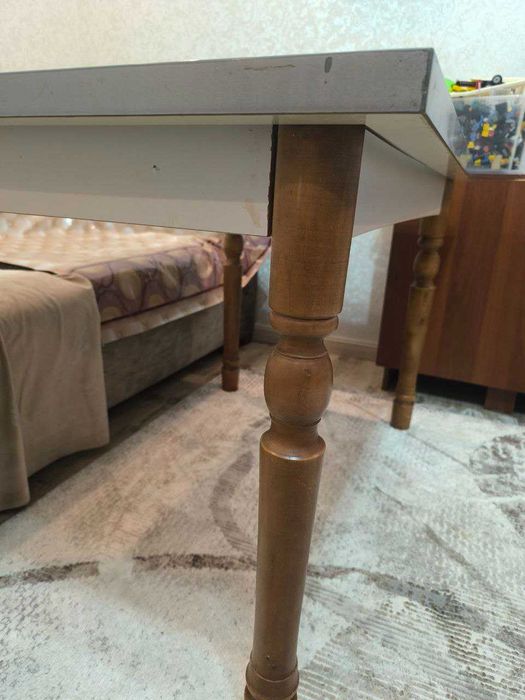 Продается стол для кухни или гостиной