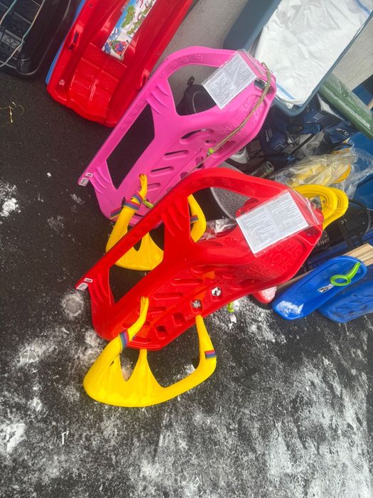 Sanie plastic Polonia cu spătar galben si bob cu frână și fără frână .