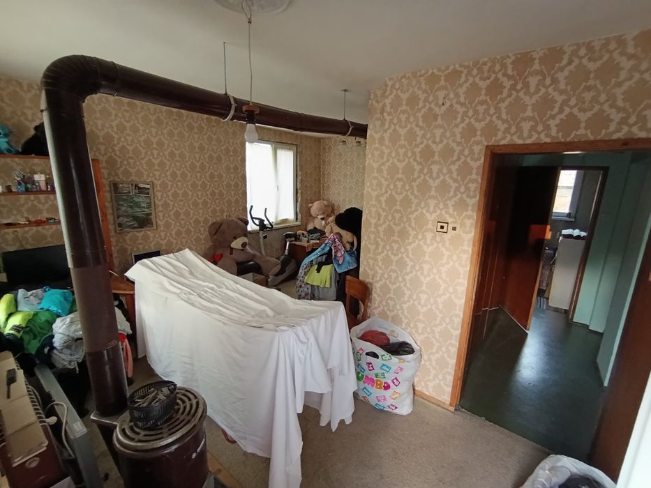 Просторна триетажна къща с голям двор в с. Дивотино, обл. Перник